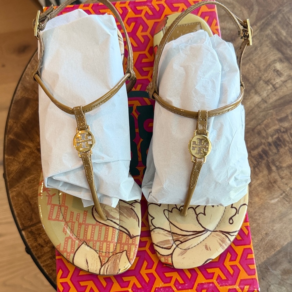 Tory Burch Tan Patent Leather T-Strap Sandals with Gold Logo